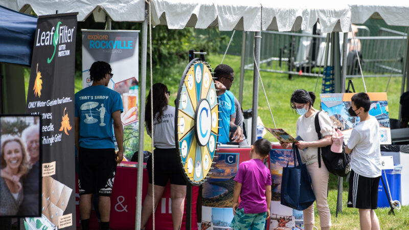 [:en]2022 Hometown Holidays community gathering in Red Gate Park, Rockville, MD. Photo by Kyle Gustafson.[:]